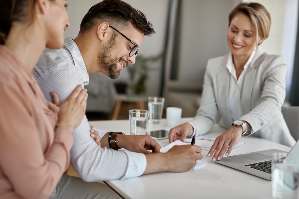 happy-man-his-wife-having-meeting-with-financial-advisor-signing-agreement-office.jpg сделка