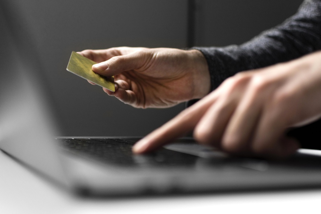 top-view-online-shopping-concept.jpg ноутбук