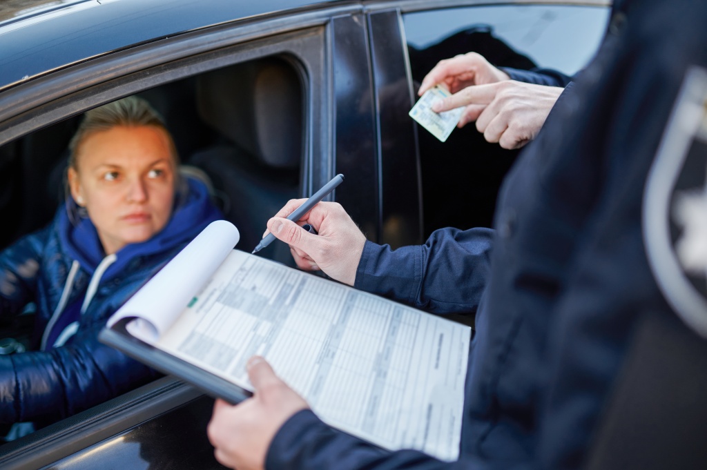 police-patrol-checking-driver-s-license-driver.jpg проверка