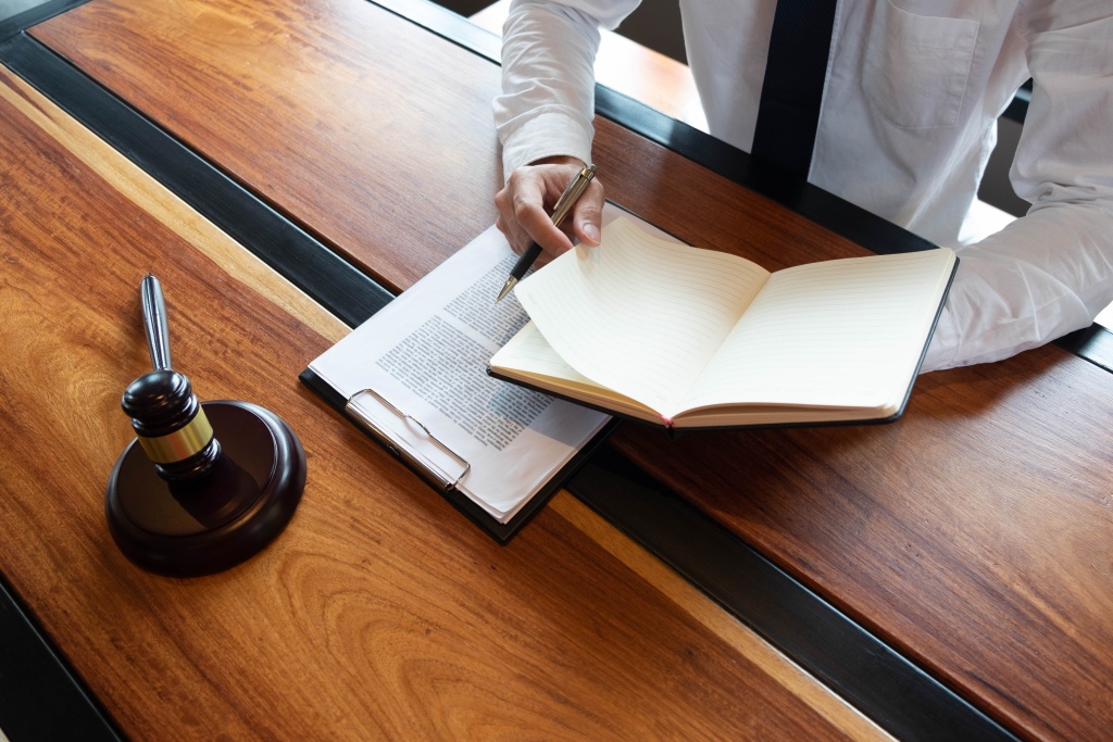 midsection-male-judge-holding-blank-book-with-documents-desk-courthouse.jpg книга