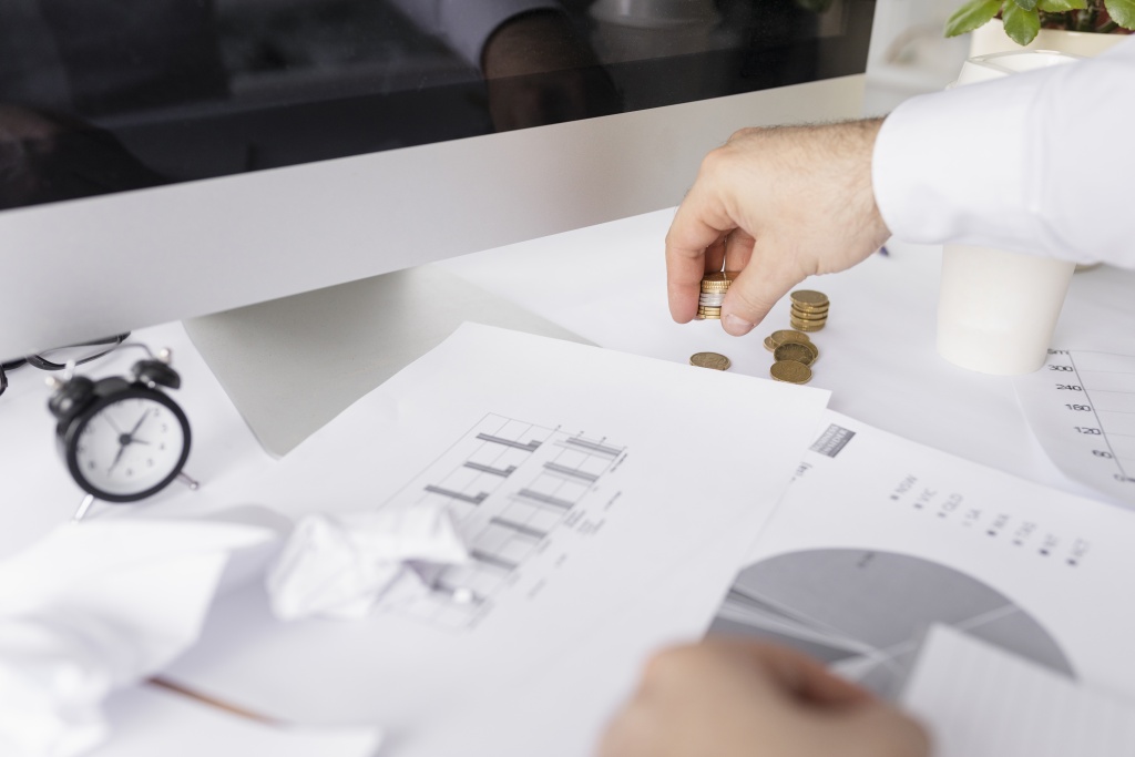 man-working-graphics-his-desk.jpg денежные средства