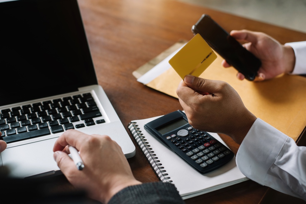 male-businessman-use-credit-cards-conduct-financial-transactions-through-phones-tablet-laptop.jpg ноутбук
