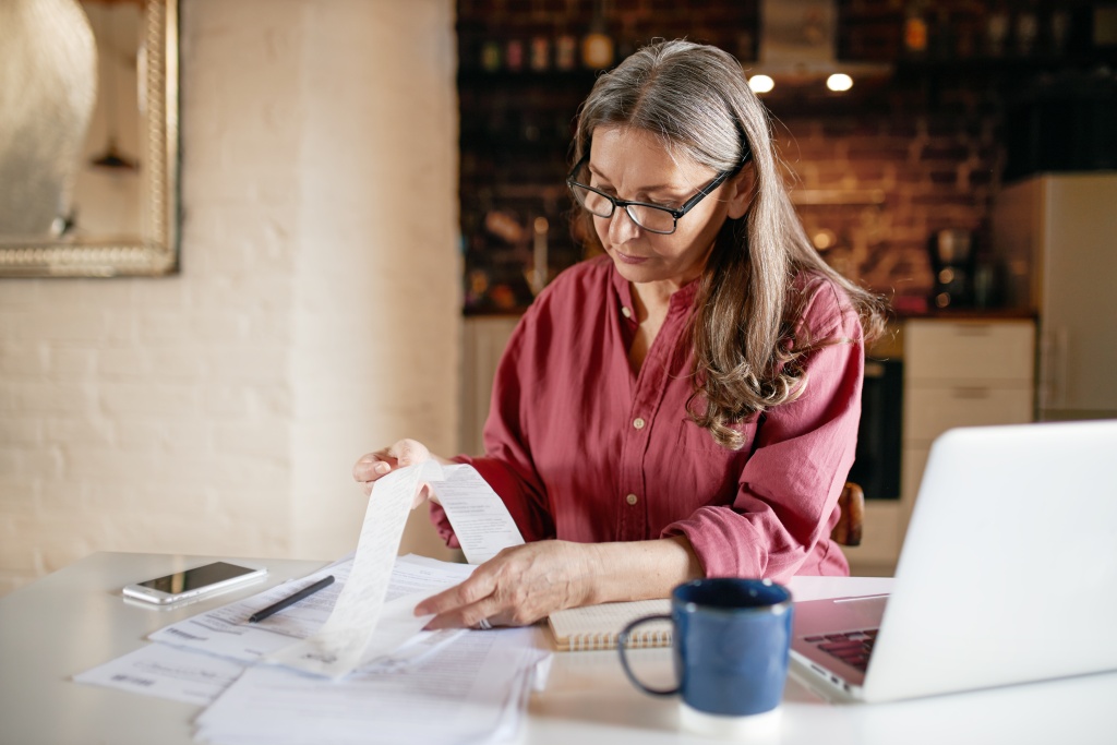 expressive-senior-female-posing-indoor.jpg женщина