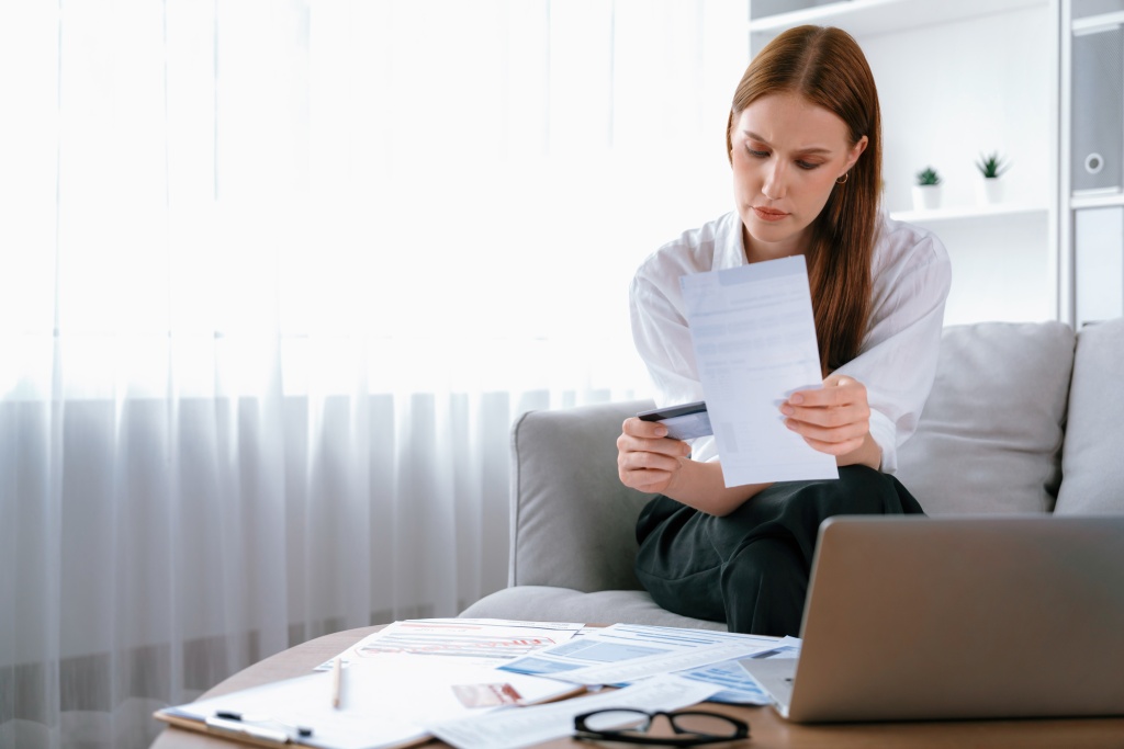 stressed-young-woman-has-financial-problems-credit-card-debt-pay-utmost.jpg документы