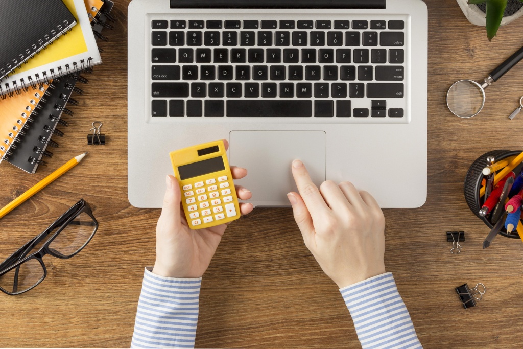 top-view-student-holding-calculator.jpg очки