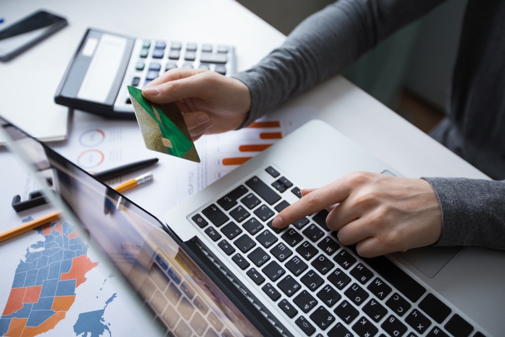 cropped-view-manager-making-online-payment.jpg сотрудник