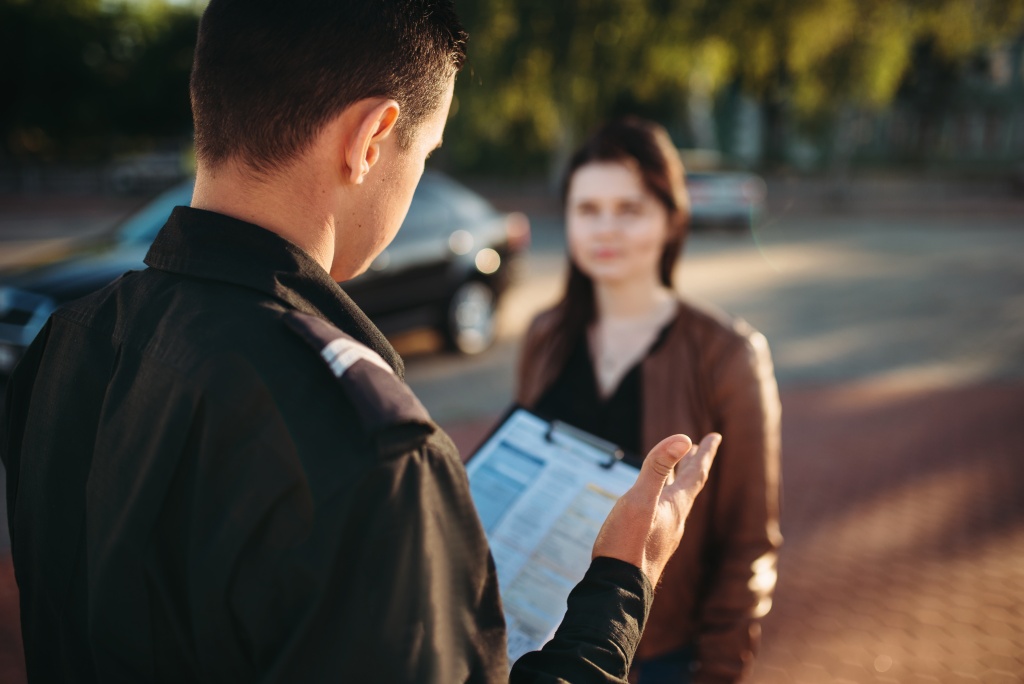 police-officers-reads-law-female-driver.jpg девушка
