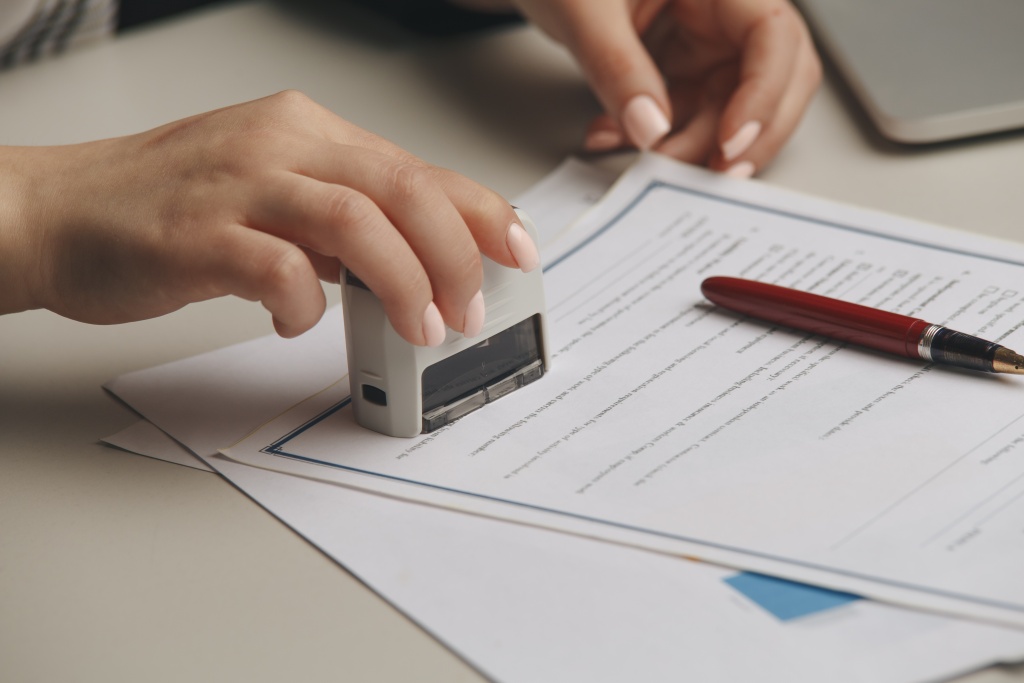 close-up-woman-s-notary-public-hand-stamping-document-notary-public-concept.jpg печать