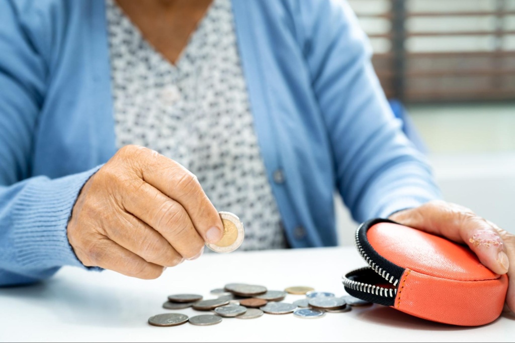 Как пенсионеру легально избавиться от долгов по кредитам