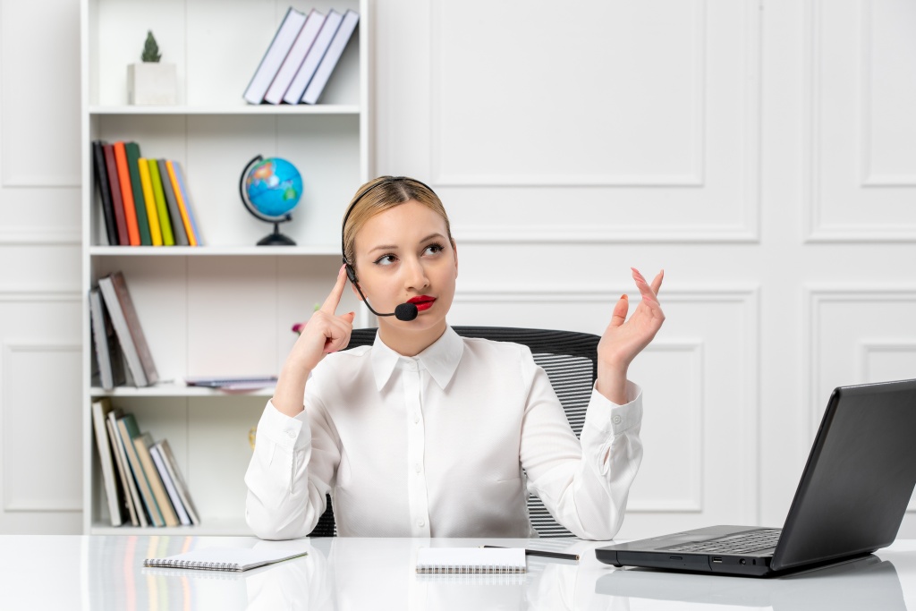 customer-service-pretty-blonde-girl-white-shirt-with-laptop-headset-looking-up-confusingly.jpg женщина