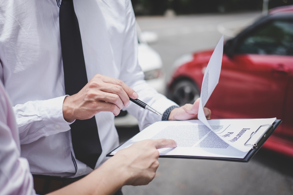 midsection-customer-pointing-contract-while-insurance-agent-holding-clipboard.jpg оформление