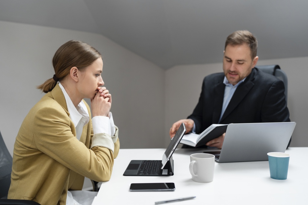 workplace-violence-taking-place-colleagues.jpg коллеги