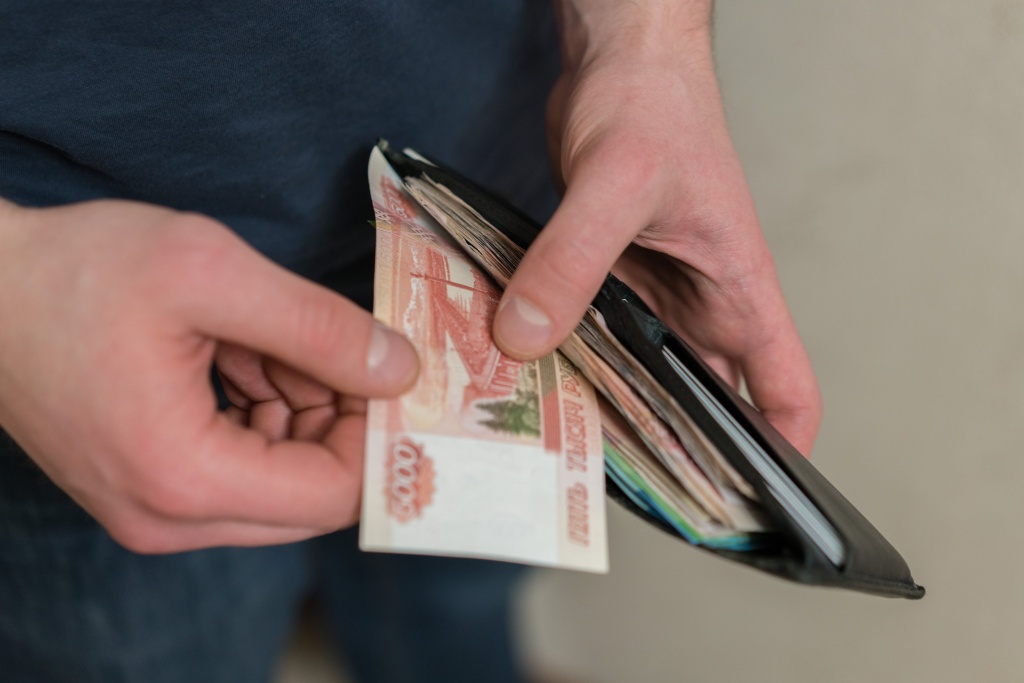 midsection-man-removing-paper-currency-from-wallet.jpg деньги