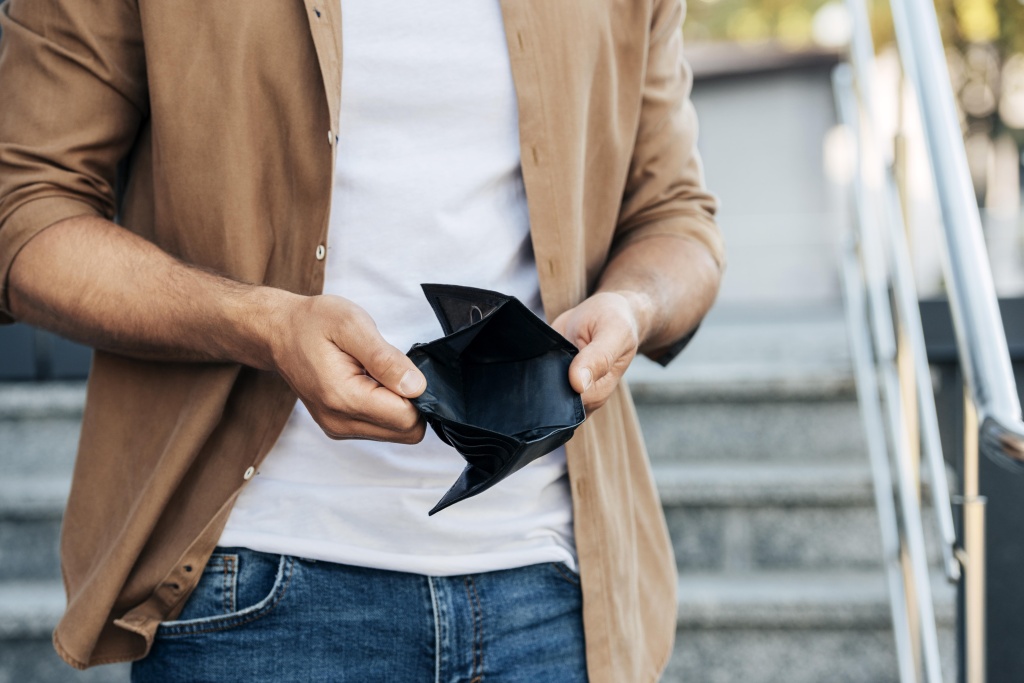 close-up-hands-holding-empty-wallet.jpg кошелек