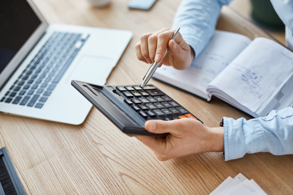 cropped-view-professional-serious-finance-manager-holding-calculator-hands-checking-company-month-s-profits.jpg стол