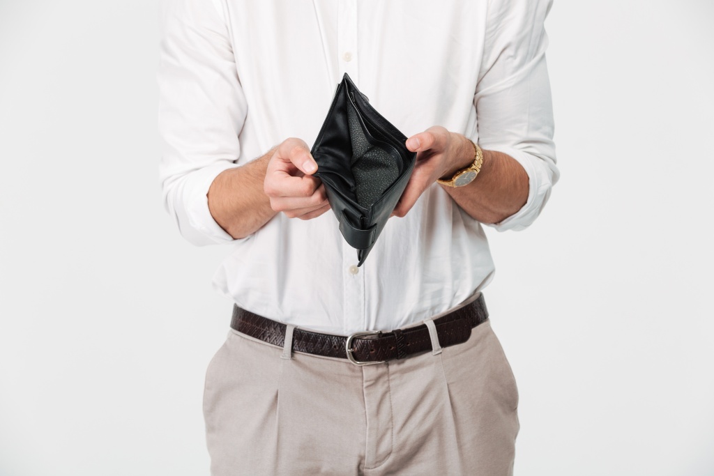 close-up-portrait-man-showing-empty-wallet.jpg белая рубашка