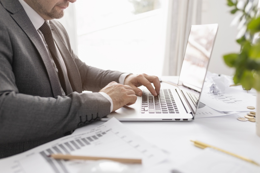 side-view-man-working-his-laptop.jpg рабочий