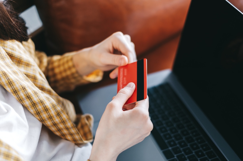 caucasian-woman-holding-credit-card-using-laptop-computer-shopping-online.jpg компьютер