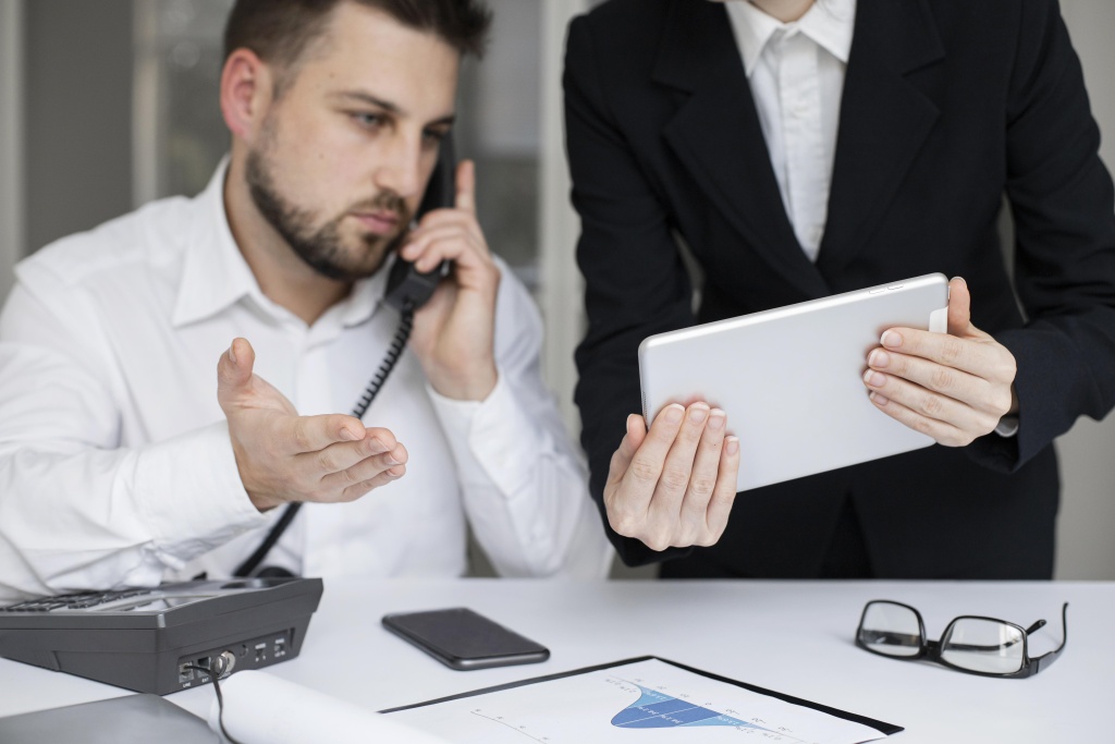 businessman-working-together-office.jpg звонок