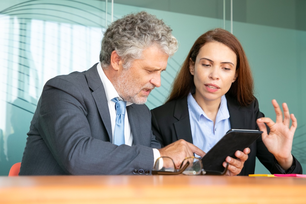 businesswoman-presenting-project-investor-serious-female-employee-showing-content-tablet-colleague-explaining-details.jpg работники