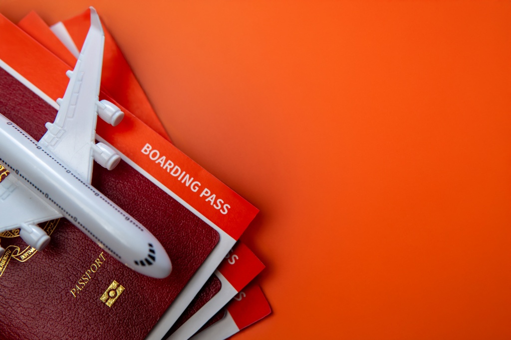 top-view-image-passport-with-boarding-passes-toy-airplane-vibrant-orange-background-symbolizing-travel-adventure.jpg самолет