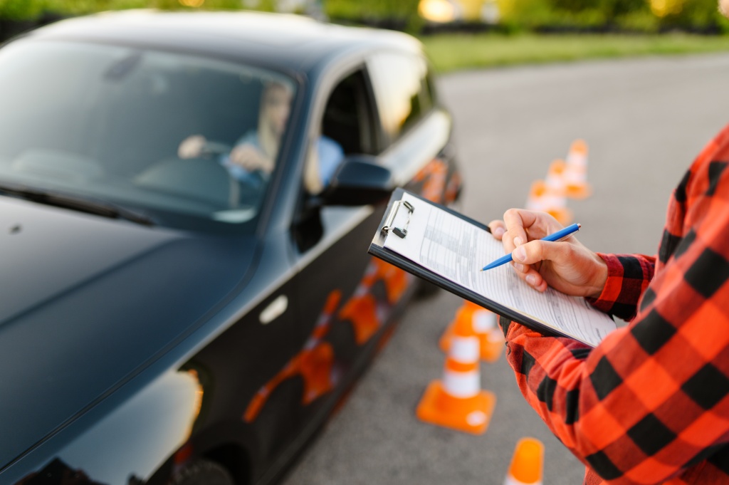 instructor-with-checklist-woman-car-examination-lesson-driving-school.jpg экзамен