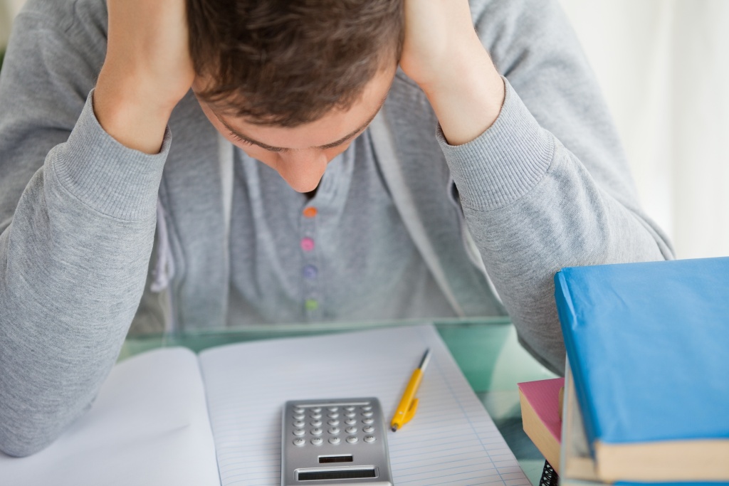 student-tearing-while-doing-math.jpg долги