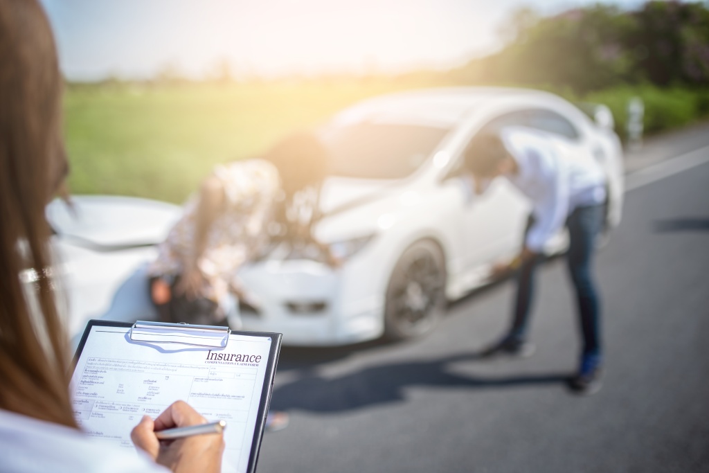 insurance-agent-writing-clipboard-after-accident-cars.jpg поле